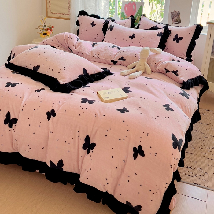 91家纺网 家纺一手货源 找家纺 迪梦姿家纺 2025新款牛奶绒印花花边款四件套 蝴蝶粉