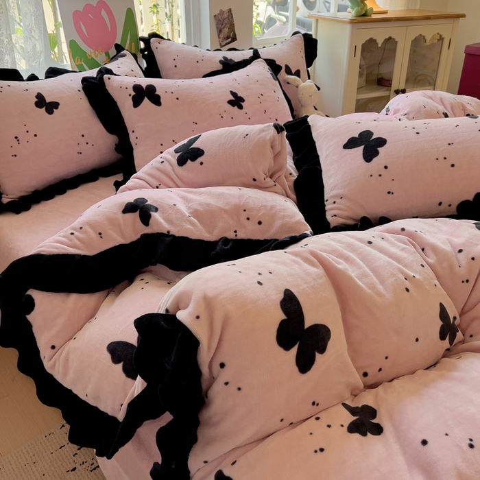 91家纺网 家纺一手货源 找家纺 迪梦姿家纺 2025新款牛奶绒印花花边款四件套 蝴蝶粉