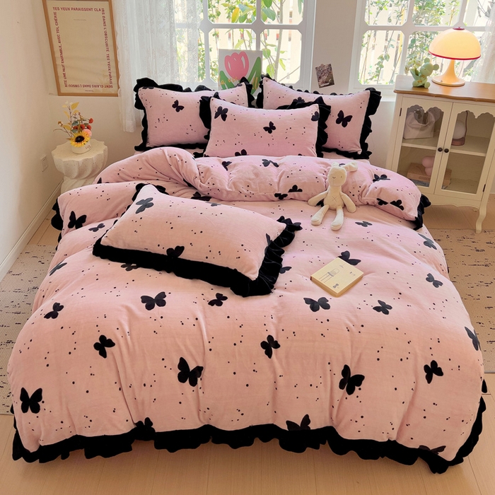 91家纺网 家纺一手货源 找家纺 迪梦姿家纺 2025新款牛奶绒印花花边款四件套 蝴蝶粉