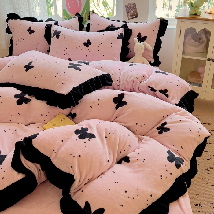 91家纺网 家纺一手货源 找家纺 迪梦姿家纺 2025新款牛奶绒印花花边款四件套 蝴蝶粉