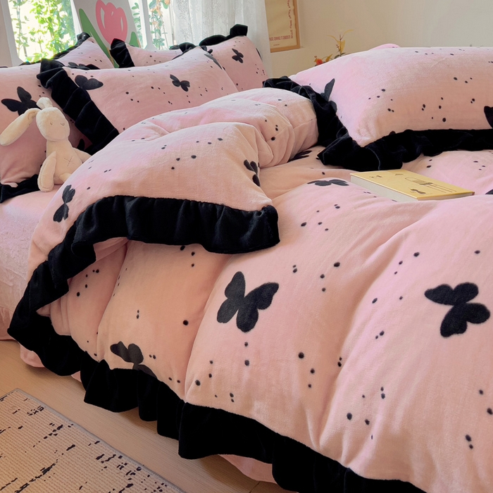 91家纺网 家纺一手货源 找家纺 迪梦姿家纺 2025新款牛奶绒印花花边款四件套 蝴蝶粉