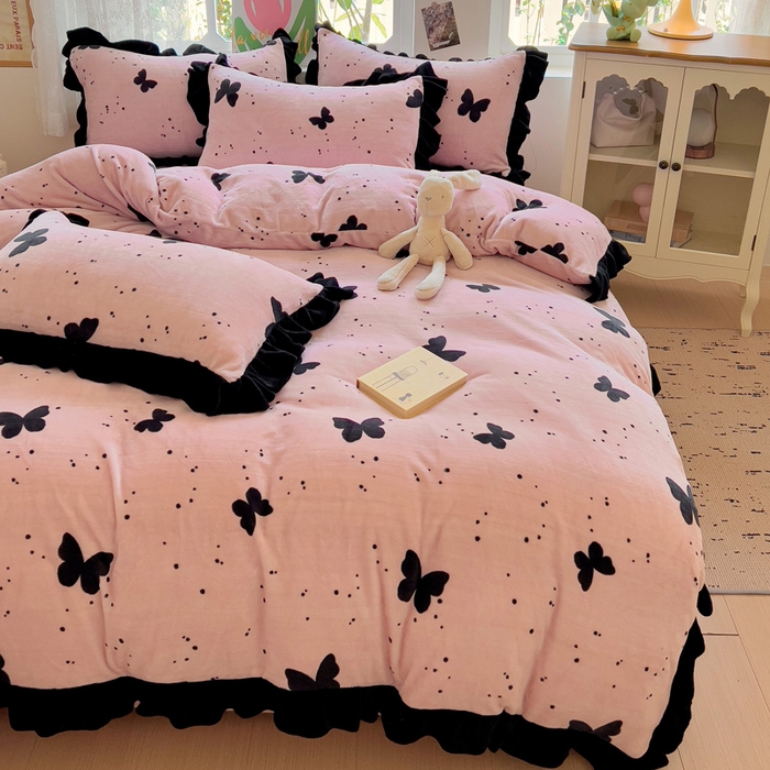 91家纺网 家纺一手货源 找家纺 迪梦姿家纺 2025新款牛奶绒印花花边款四件套 蝴蝶粉