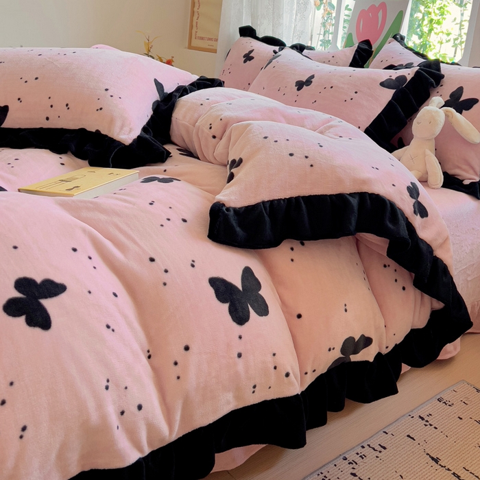 91家纺网 家纺一手货源 找家纺 迪梦姿家纺 2025新款牛奶绒印花花边款四件套 蝴蝶粉