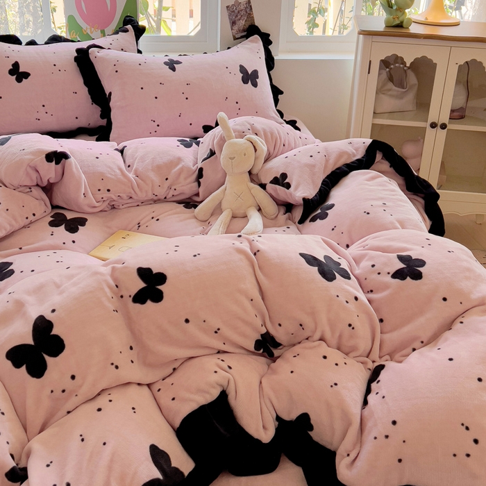 91家纺网 家纺一手货源 找家纺 迪梦姿家纺 2025新款牛奶绒印花花边款四件套 蝴蝶粉