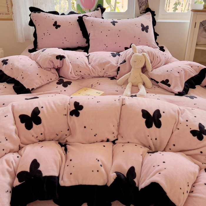 91家纺网 家纺一手货源 找家纺 迪梦姿家纺 2025新款牛奶绒印花花边款四件套 蝴蝶粉