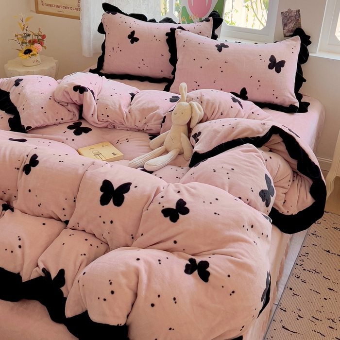 91家纺网 家纺一手货源 找家纺 迪梦姿家纺 2025新款牛奶绒印花花边款四件套 蝴蝶粉