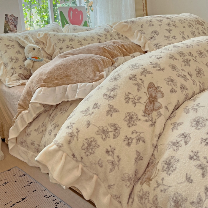 91家纺网 家纺一手货源 找家纺 迪梦姿家纺 2025新款牛奶绒印花花边款四件套 蝴蝶咖