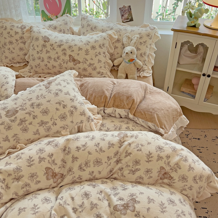 91家纺网 家纺一手货源 找家纺 迪梦姿家纺 2025新款牛奶绒印花花边款四件套 蝴蝶咖