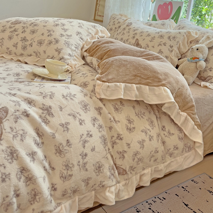 91家纺网 家纺一手货源 找家纺 迪梦姿家纺 2025新款牛奶绒印花花边款四件套 蝴蝶咖