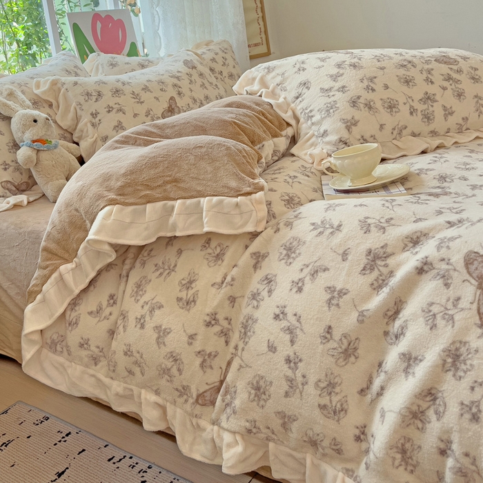 91家纺网 家纺一手货源 找家纺 迪梦姿家纺 2025新款牛奶绒印花花边款四件套 蝴蝶咖