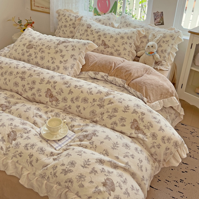 91家纺网 家纺一手货源 找家纺 迪梦姿家纺 2025新款牛奶绒印花花边款四件套 蝴蝶咖