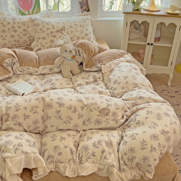 91家纺网 家纺一手货源 找家纺 迪梦姿家纺 2025新款牛奶绒印花花边款四件套 蝴蝶咖