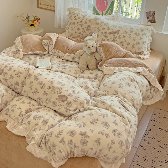 91家纺网 家纺一手货源 找家纺 迪梦姿家纺 2025新款牛奶绒印花花边款四件套 蝴蝶咖