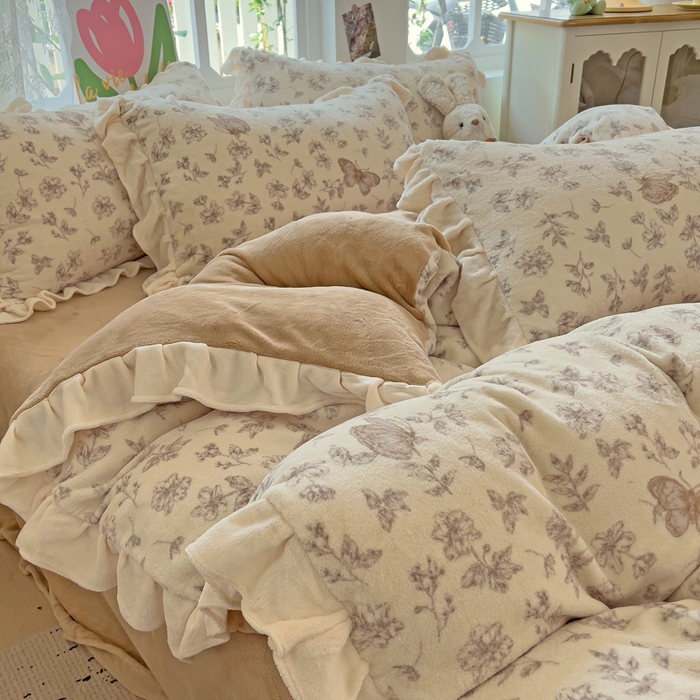 91家纺网 家纺一手货源 找家纺 迪梦姿家纺 2025新款牛奶绒印花花边款四件套 蝴蝶咖