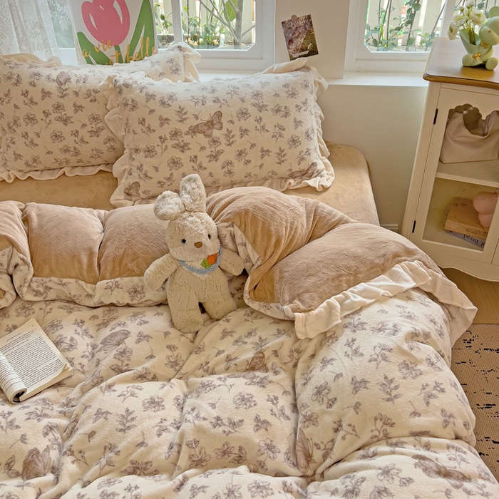 91家纺网 家纺一手货源 找家纺 迪梦姿家纺 2025新款牛奶绒印花花边款四件套 蝴蝶咖