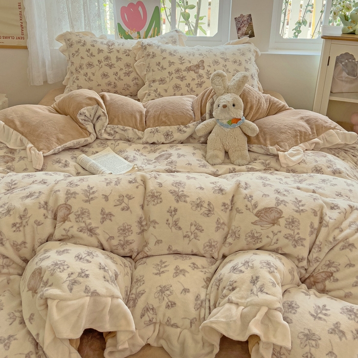 91家纺网 家纺一手货源 找家纺 迪梦姿家纺 2025新款牛奶绒印花花边款四件套 蝴蝶咖