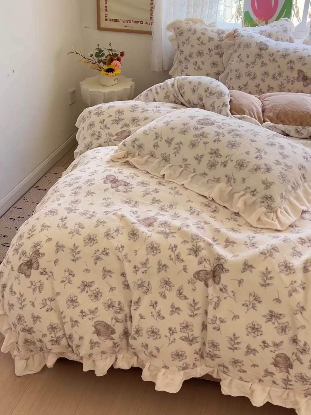 91家纺网 家纺一手货源 找家纺 迪梦姿家纺 2025新款牛奶绒印花花边款四件套 蝴蝶咖