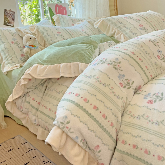 91家纺网 家纺一手货源 找家纺 迪梦姿家纺 2025新款牛奶绒印花花边款四件套 曼林绿