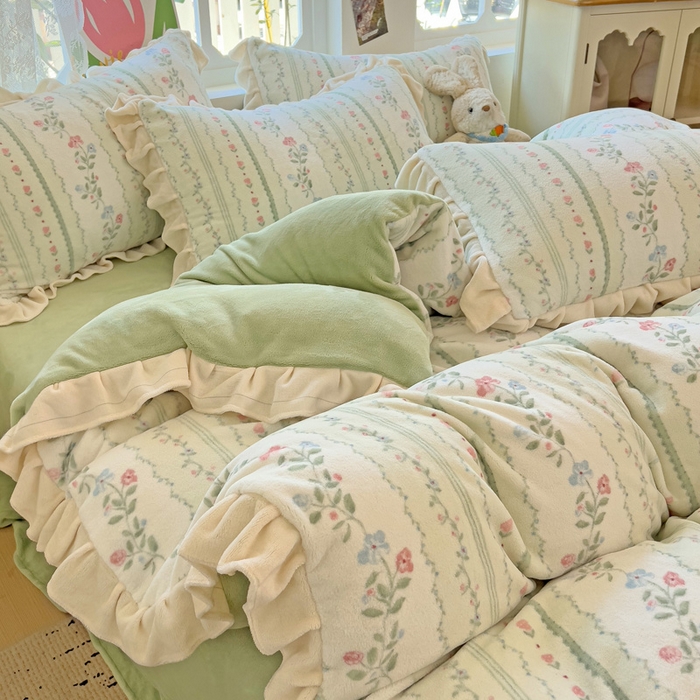 91家纺网 家纺一手货源 找家纺 迪梦姿家纺 2025新款牛奶绒印花花边款四件套 曼林绿