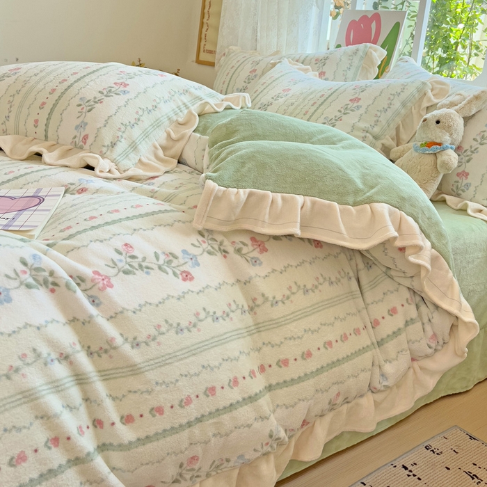 91家纺网 家纺一手货源 找家纺 迪梦姿家纺 2025新款牛奶绒印花花边款四件套 曼林绿