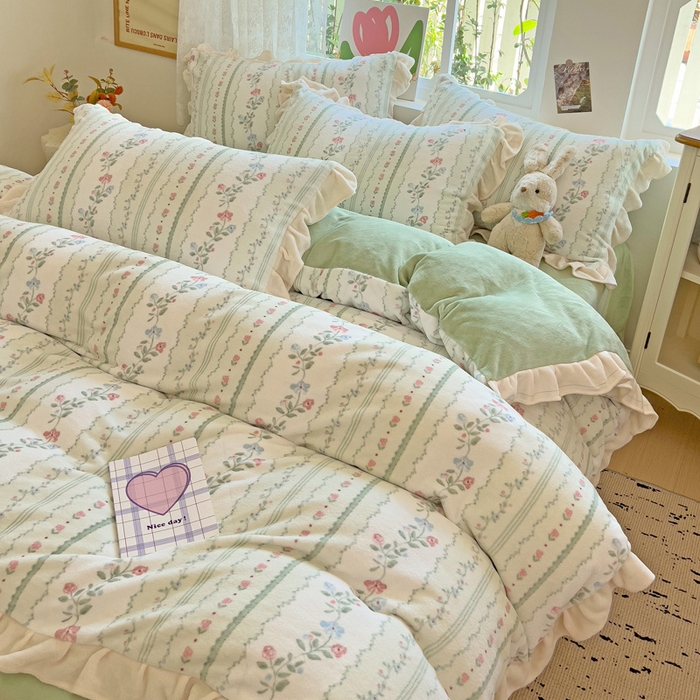 91家纺网 家纺一手货源 找家纺 迪梦姿家纺 2025新款牛奶绒印花花边款四件套 曼林绿