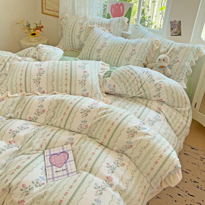 91家纺网 家纺一手货源 找家纺 迪梦姿家纺 2025新款牛奶绒印花花边款四件套 曼林绿