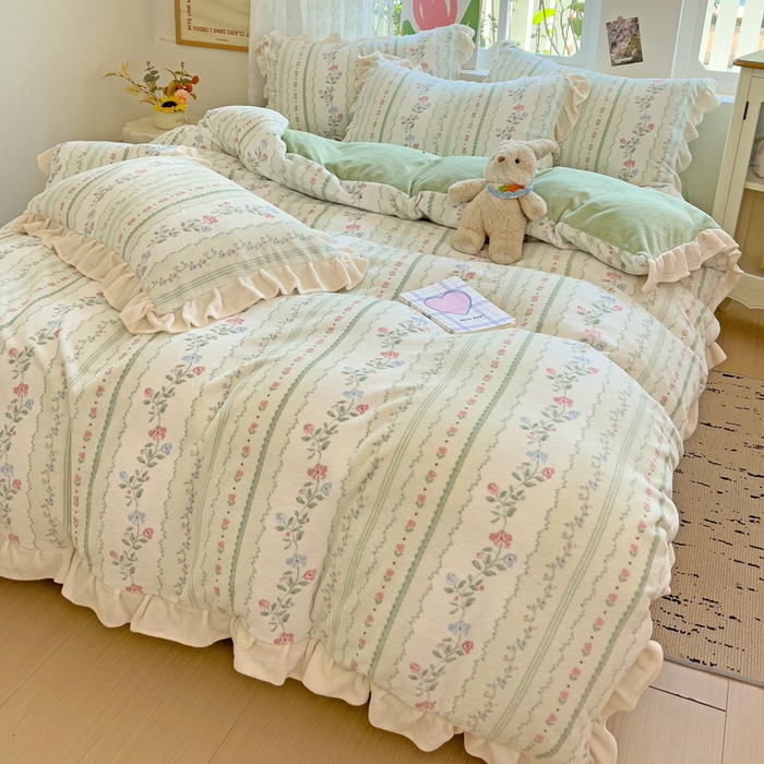 91家纺网 家纺一手货源 找家纺 迪梦姿家纺 2025新款牛奶绒印花花边款四件套 曼林绿