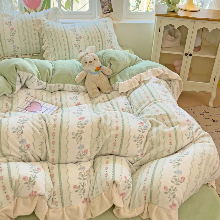 91家纺网 家纺一手货源 找家纺 迪梦姿家纺 2025新款牛奶绒印花花边款四件套 曼林绿