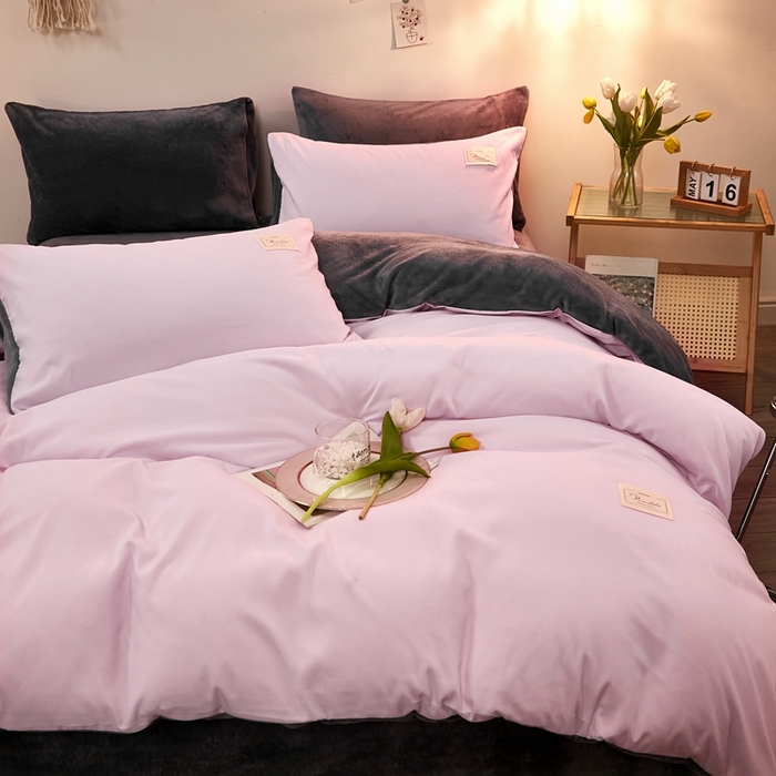 91家纺网 家纺一手货源 找家纺 啊雅家居 2026新款水洗棉牛奶绒三件套四件套 暖粉加牛奶绒