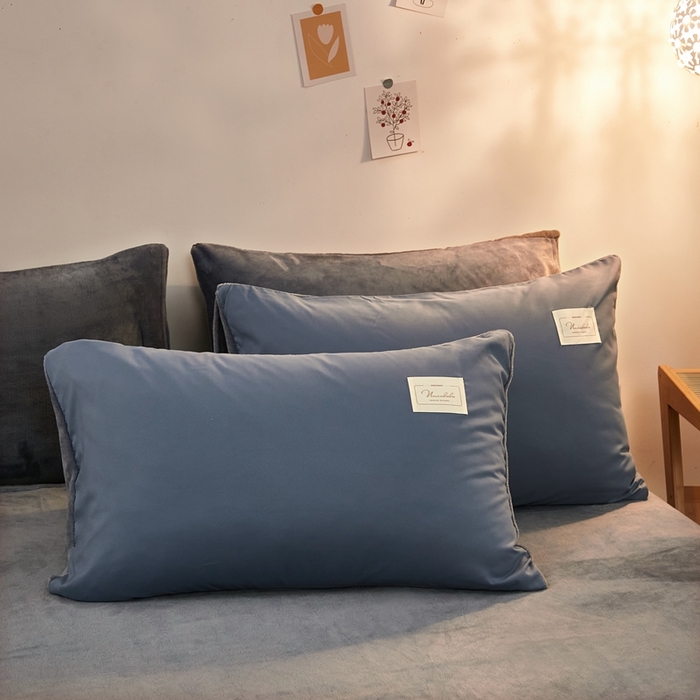 91家纺网 家纺一手货源 找家纺 啊雅家居 2026新款水洗棉牛奶绒三件套四件套 浅蓝灰加牛奶绒