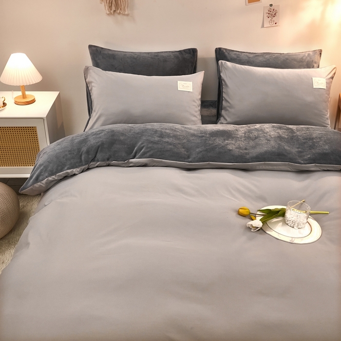 91家纺网 家纺一手货源 找家纺 啊雅家居 2026新款水洗棉牛奶绒三件套四件套 浅灰加牛奶绒