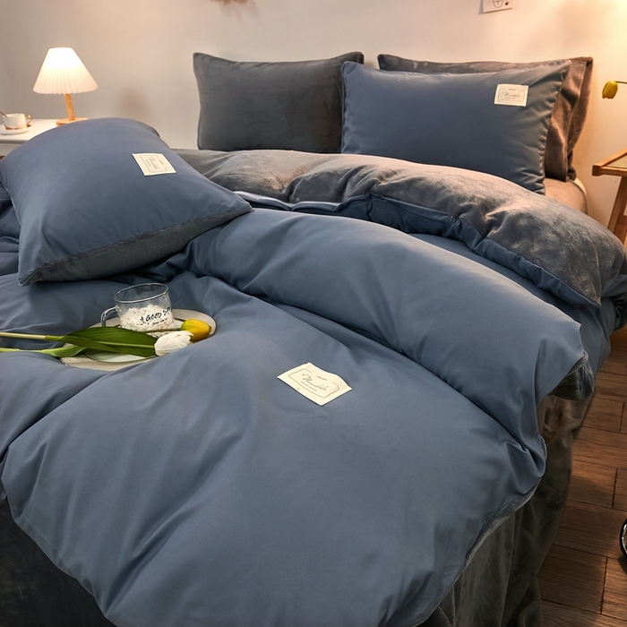 91家纺网 家纺一手货源 找家纺 啊雅家居 2026新款水洗棉牛奶绒三件套四件套 浅蓝灰加牛奶绒