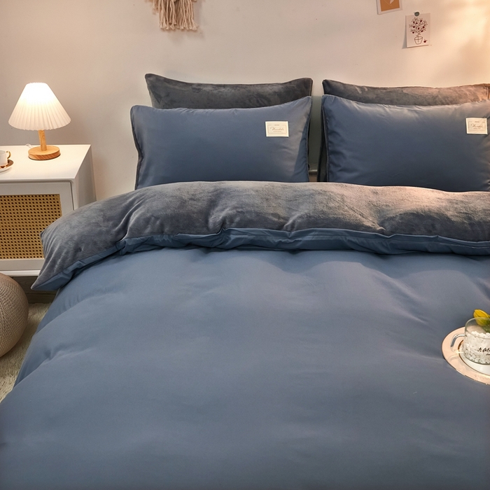 91家纺网 家纺一手货源 找家纺 啊雅家居 2026新款水洗棉牛奶绒三件套四件套 浅蓝灰加牛奶绒