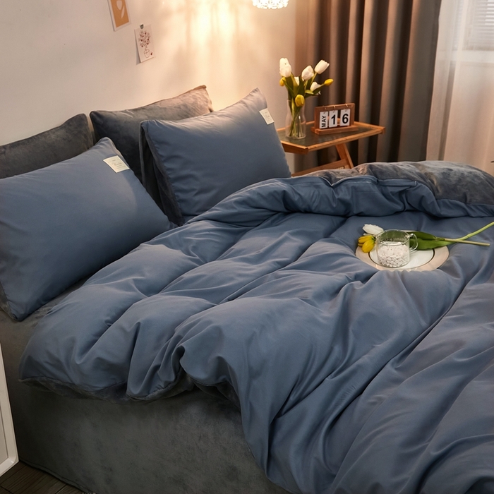 91家纺网 家纺一手货源 找家纺 啊雅家居 2026新款水洗棉牛奶绒三件套四件套 浅蓝灰加牛奶绒