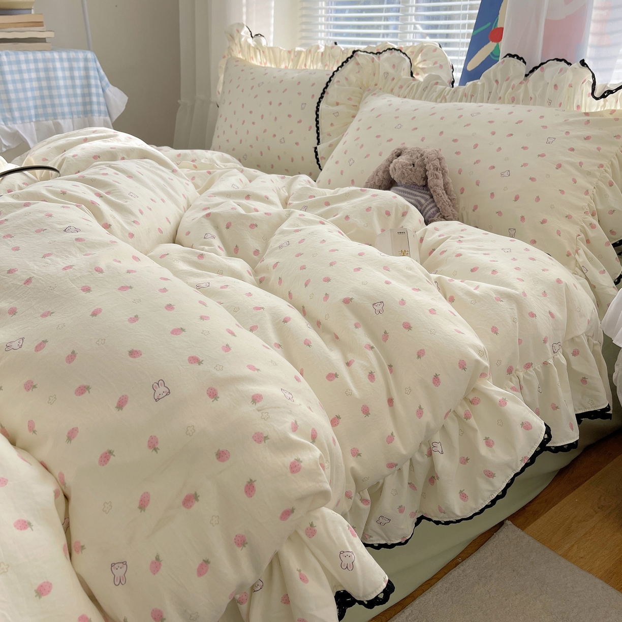 91家纺网 家纺一手货源 找家纺 三朵家纺 2026新款云柔水洗棉大花边A类韩版四件套 草莓兔