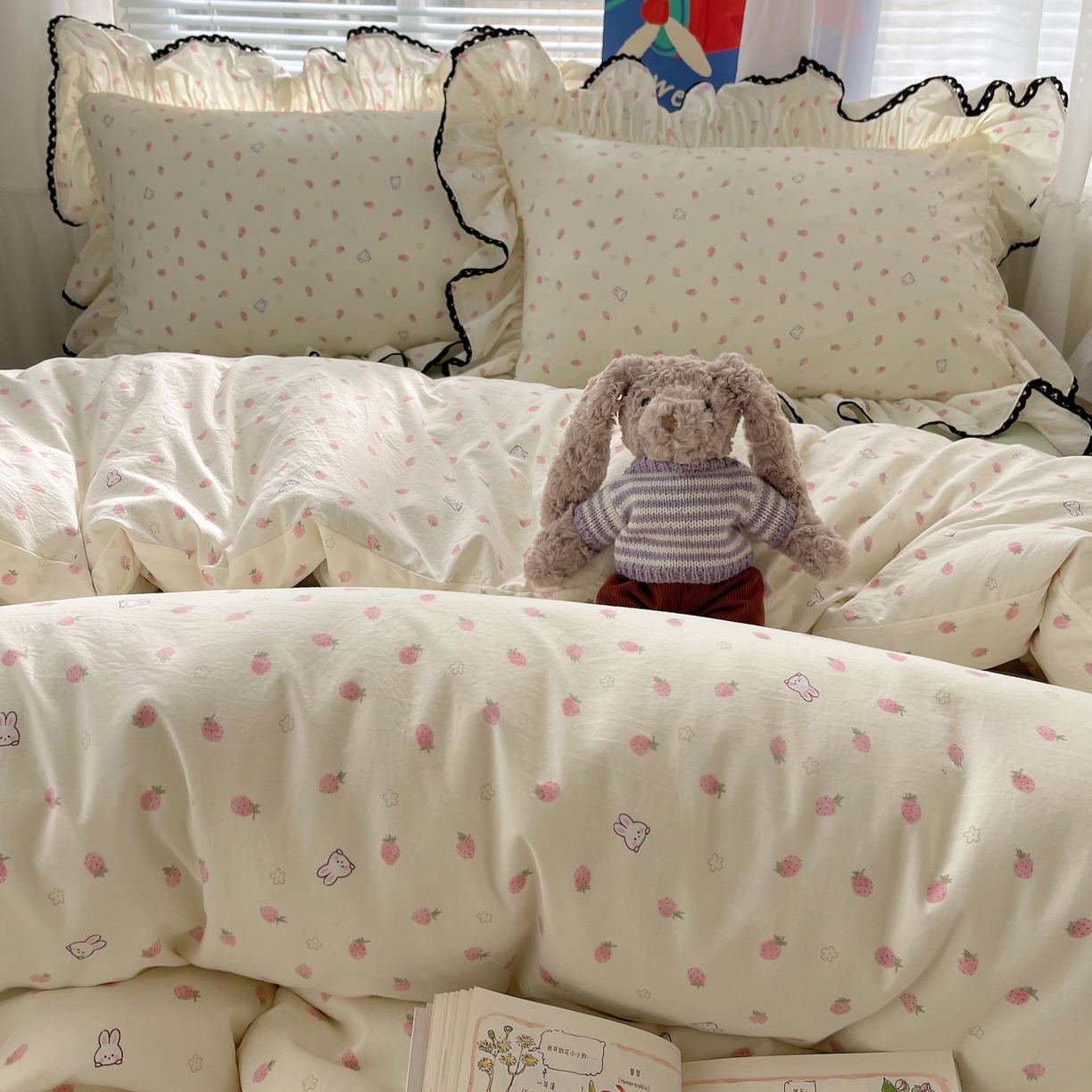 91家纺网 家纺一手货源 找家纺 三朵家纺 2026新款云柔水洗棉大花边A类韩版四件套 草莓兔