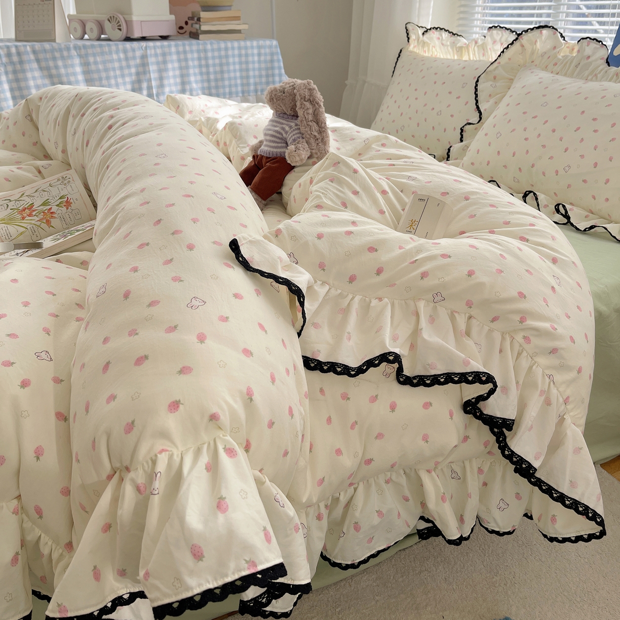 三朵家纺 2026新款云柔水洗棉大花边A类韩版四件套 草莓兔