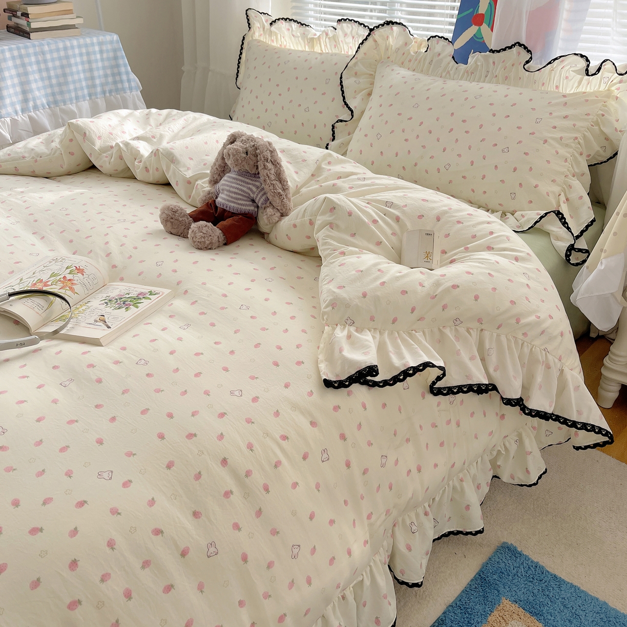 91家纺网 家纺一手货源 找家纺 三朵家纺 2026新款云柔水洗棉大花边A类韩版四件套 草莓兔