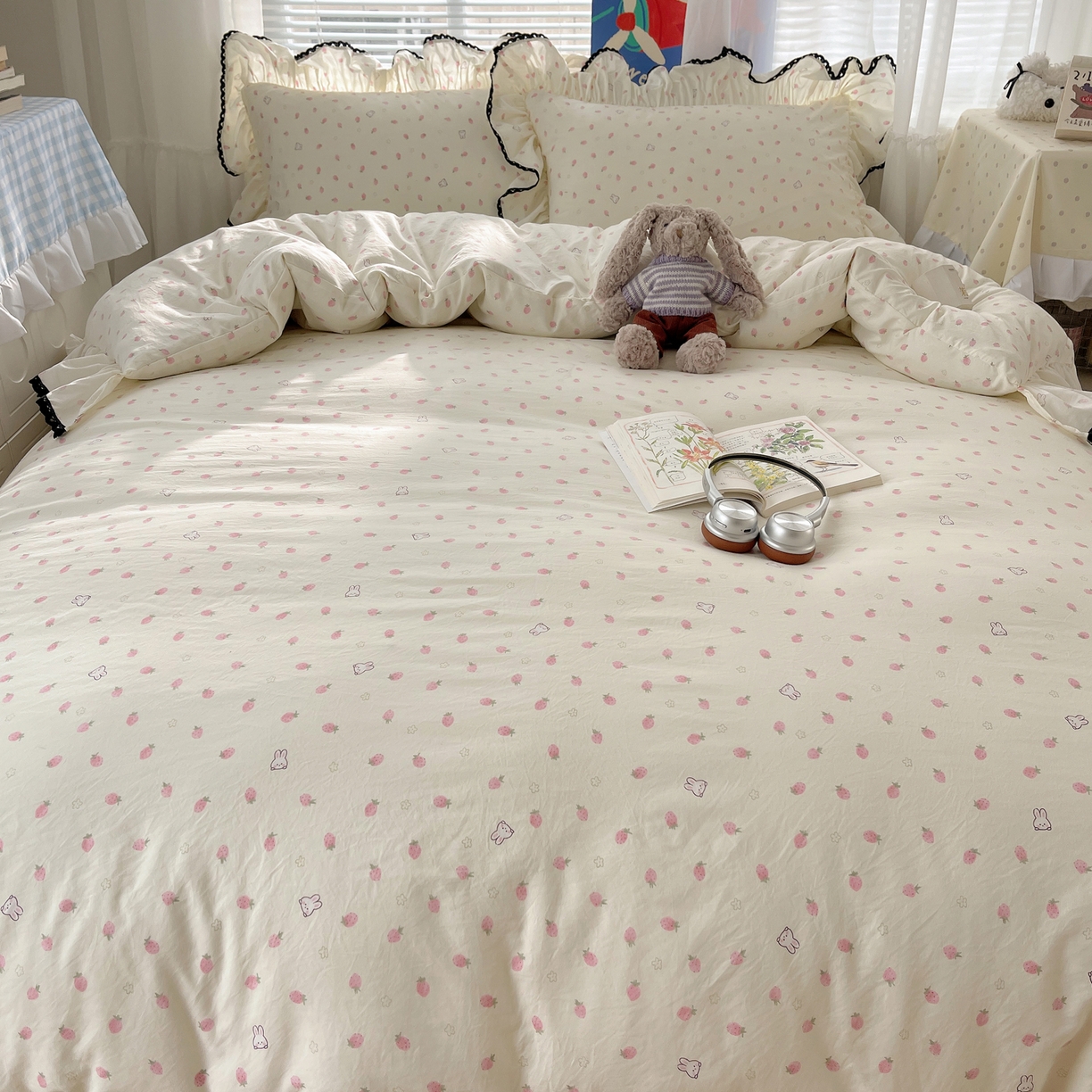 91家纺网 家纺一手货源 找家纺 三朵家纺 2026新款云柔水洗棉大花边A类韩版四件套 草莓兔