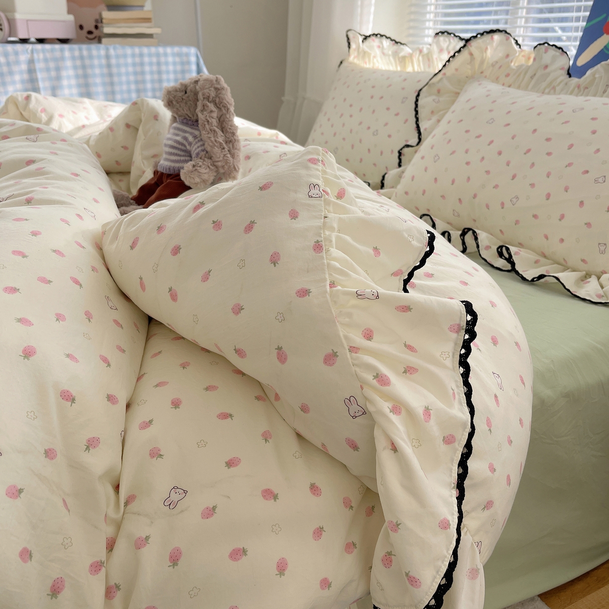 91家纺网 家纺一手货源 找家纺 三朵家纺 2026新款云柔水洗棉大花边A类韩版四件套 草莓兔