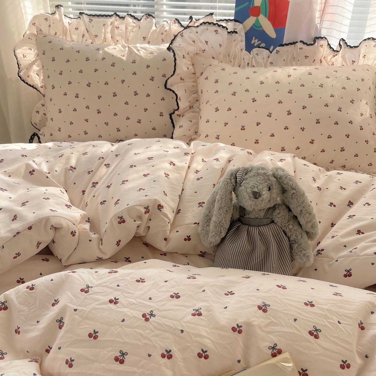 91家纺网 家纺一手货源 找家纺 三朵家纺 2026新款云柔水洗棉大花边A类韩版四件套 俏皮樱桃