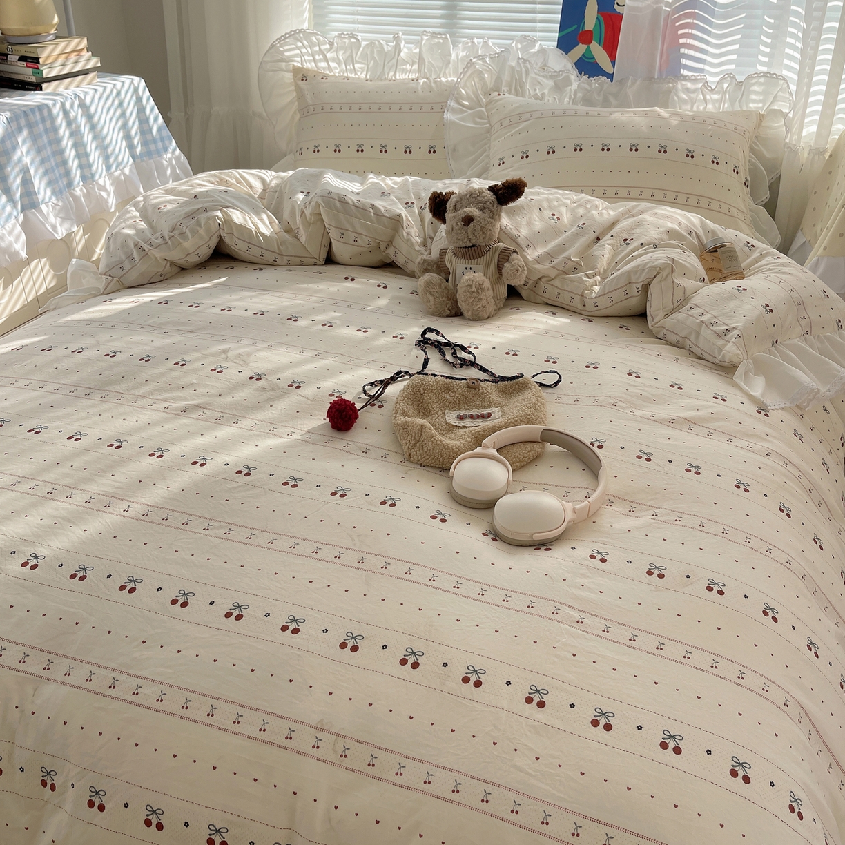 91家纺网 家纺一手货源 找家纺 三朵家纺 2026新款云柔水洗棉大花边A类韩版四件套 爱上樱桃