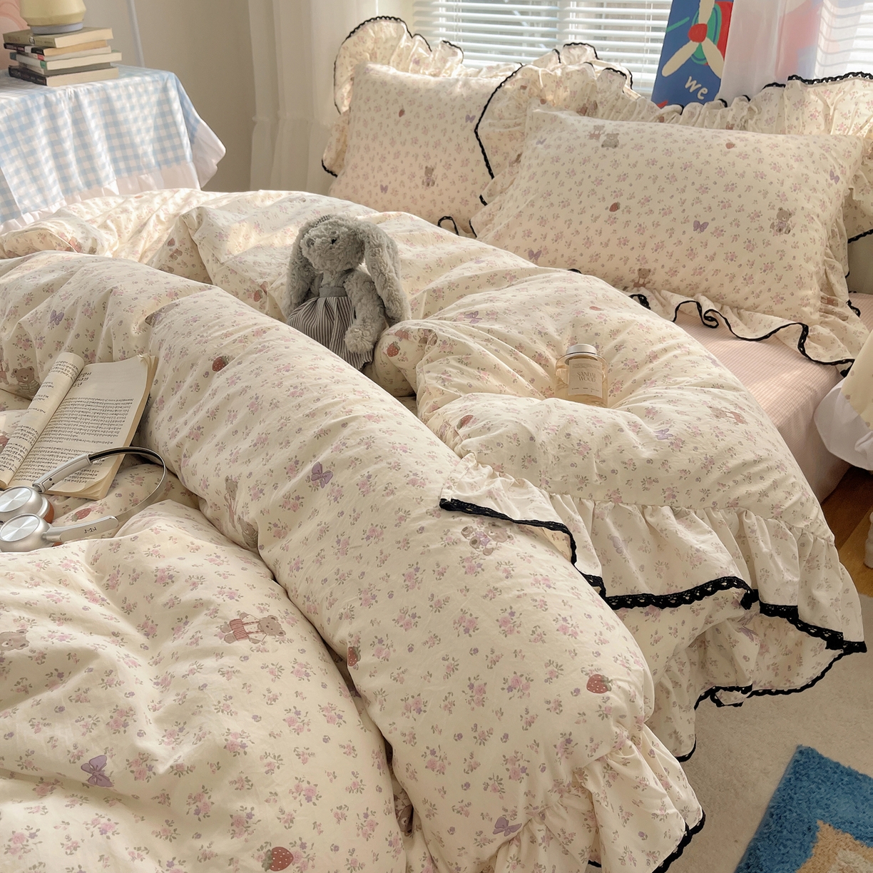 91家纺网 家纺一手货源 找家纺 三朵家纺 2026新款云柔水洗棉大花边A类韩版四件套 花花熊仔