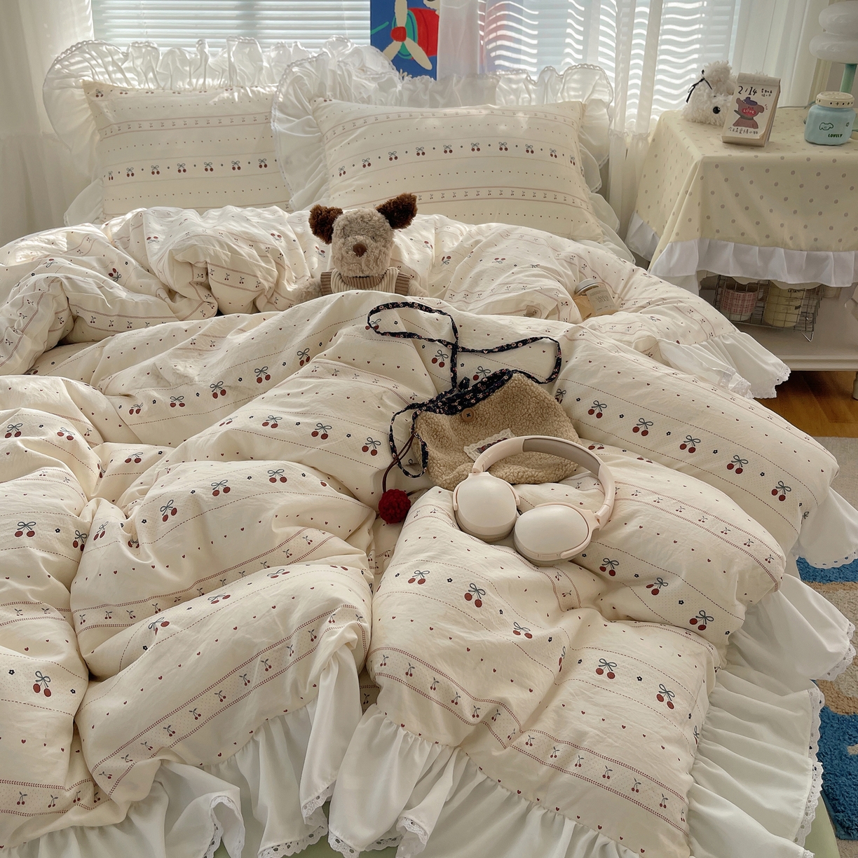 91家纺网 家纺一手货源 找家纺 三朵家纺 2026新款云柔水洗棉大花边A类韩版四件套 爱上樱桃