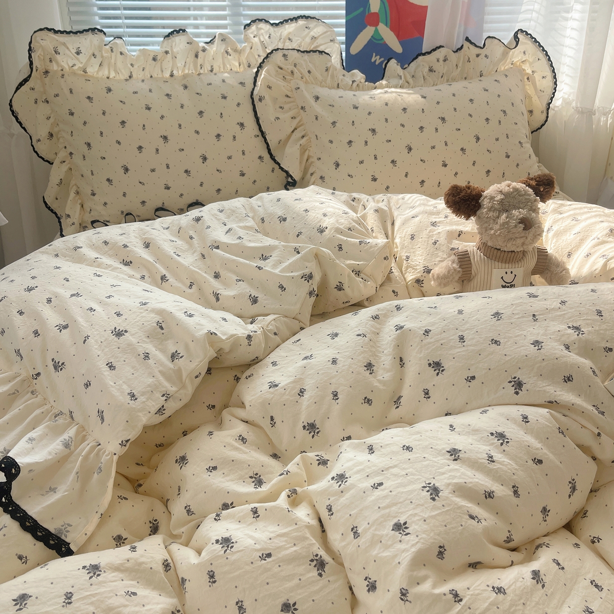 91家纺网 家纺一手货源 找家纺 三朵家纺 2026新款云柔水洗棉大花边A类韩版四件套 半岛玫瑰