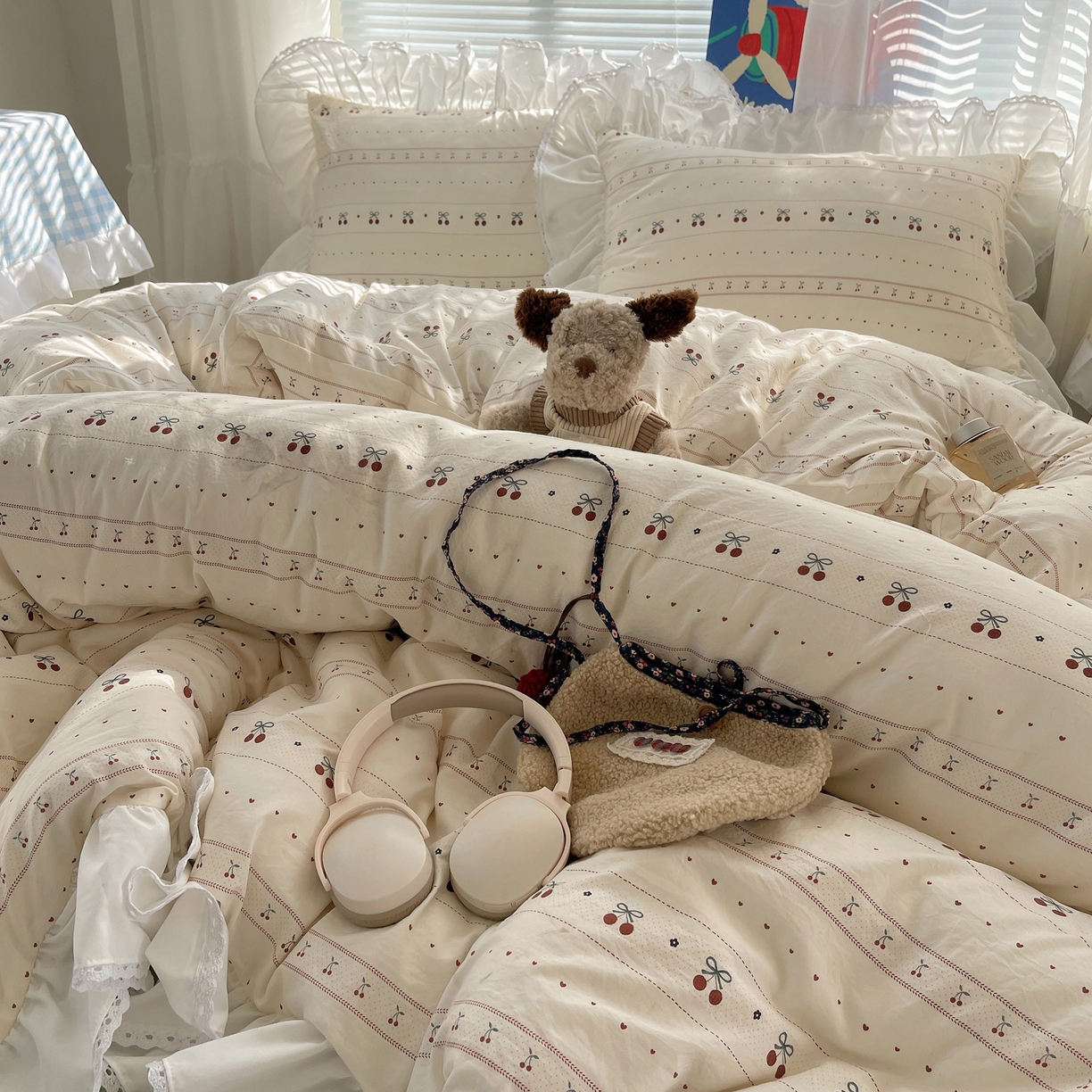 91家纺网 家纺一手货源 找家纺 三朵家纺 2026新款云柔水洗棉大花边A类韩版四件套 爱上樱桃