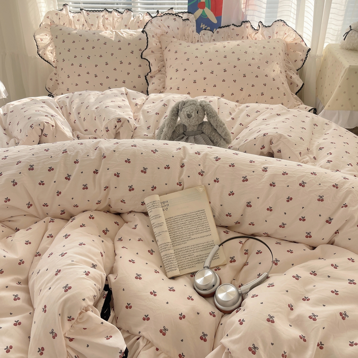 91家纺网 家纺一手货源 找家纺 三朵家纺 2026新款云柔水洗棉大花边A类韩版四件套 俏皮樱桃