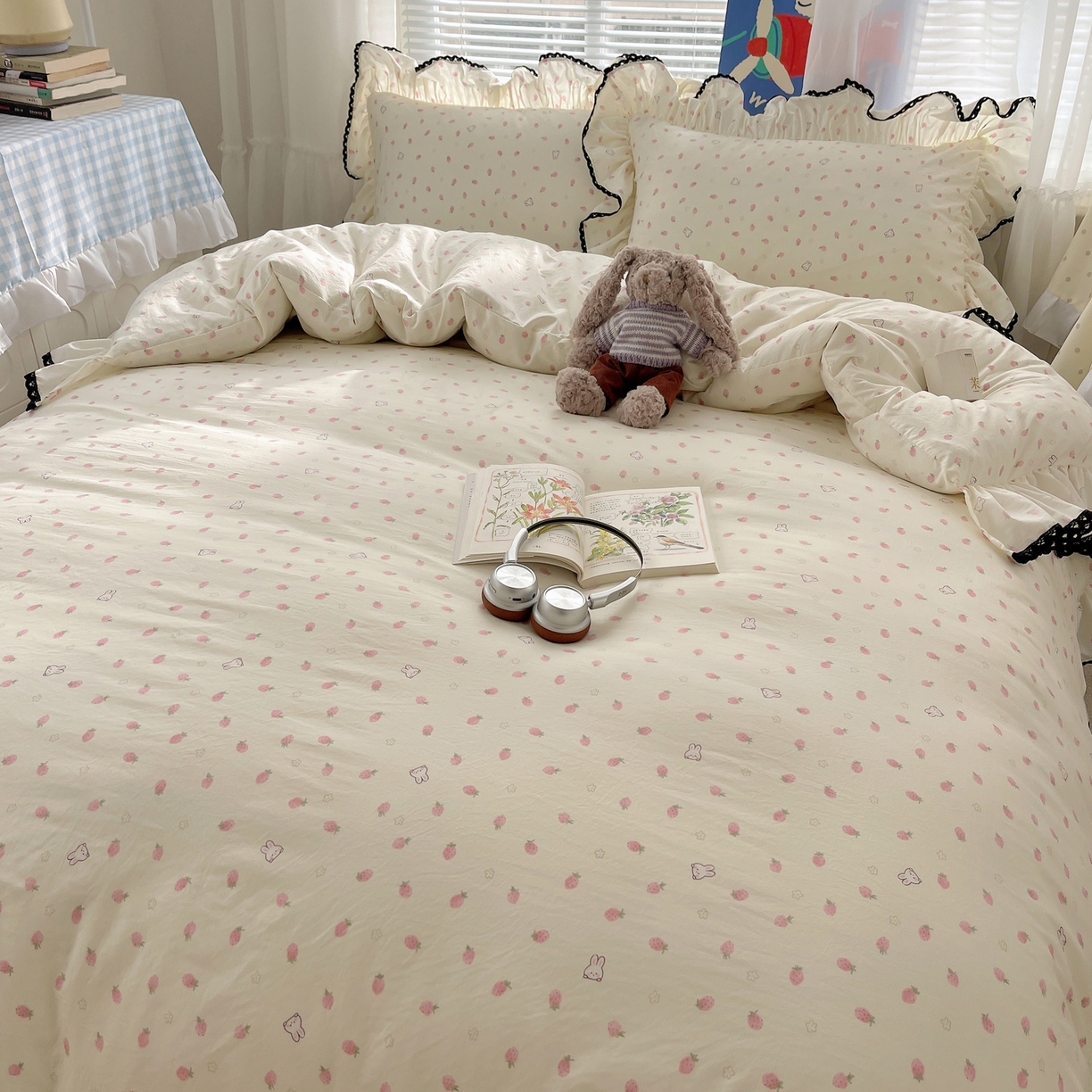 91家纺网 家纺一手货源 找家纺 三朵家纺 2026新款云柔水洗棉大花边A类韩版四件套 草莓兔