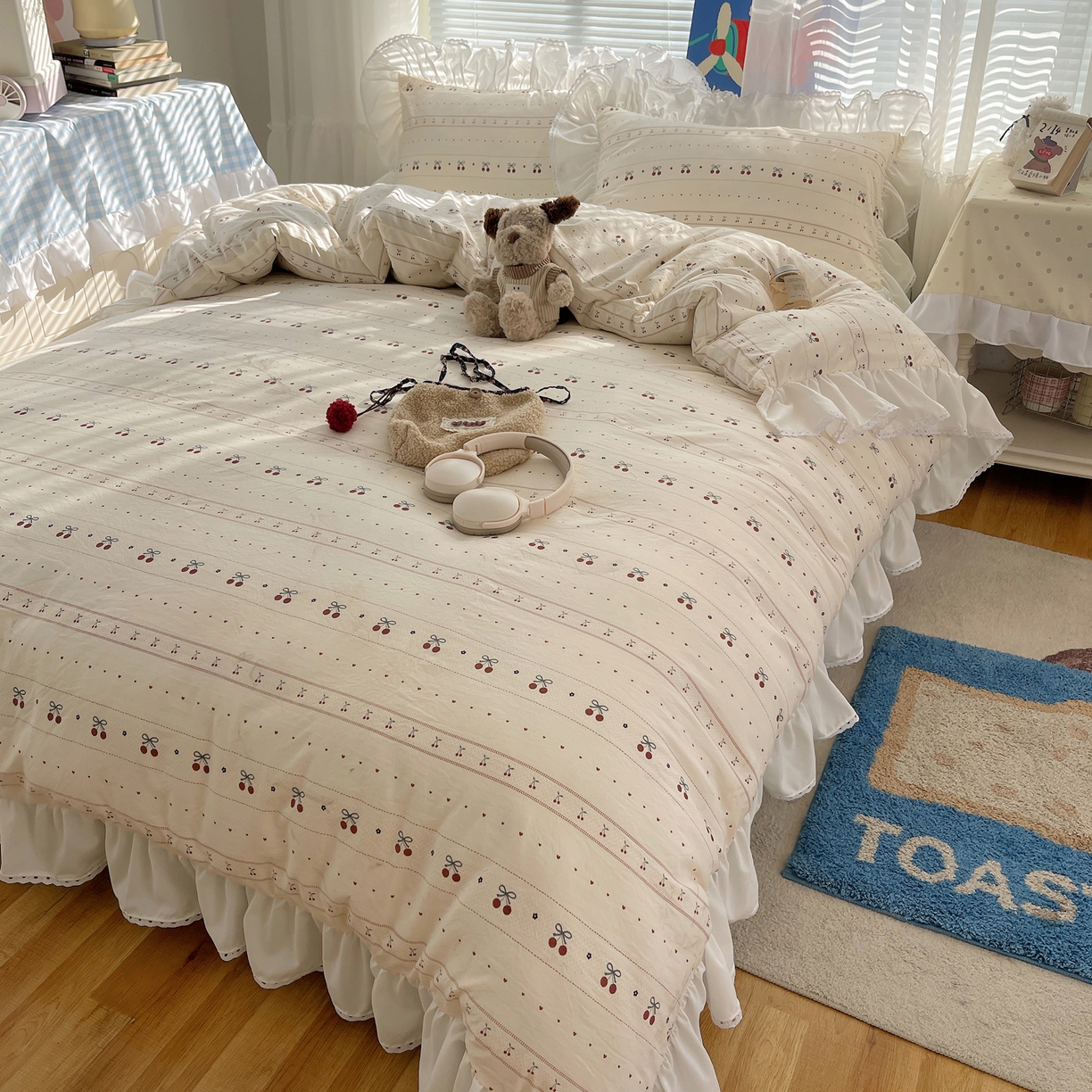 91家纺网 家纺一手货源 找家纺 三朵家纺 2026新款云柔水洗棉大花边A类韩版四件套 爱上樱桃