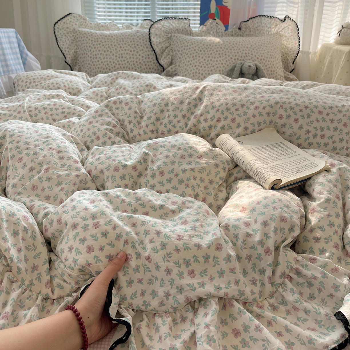 91家纺网 家纺一手货源 找家纺 三朵家纺 2026新款云柔水洗棉大花边A类韩版四件套 青樱花梦